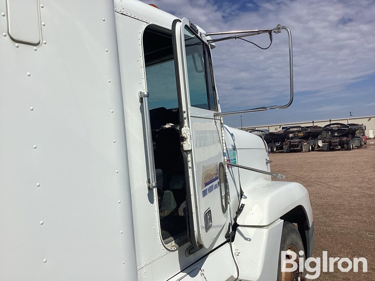 2000-freightliner-fld120-image-10