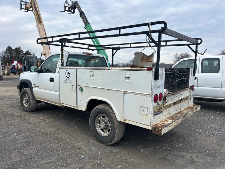 2004-chevrolet-2500-image-2