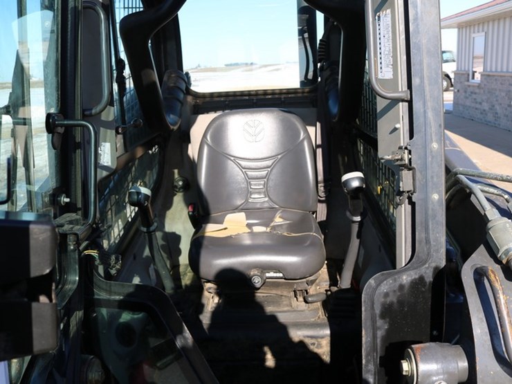 new-holland-l220-image-7