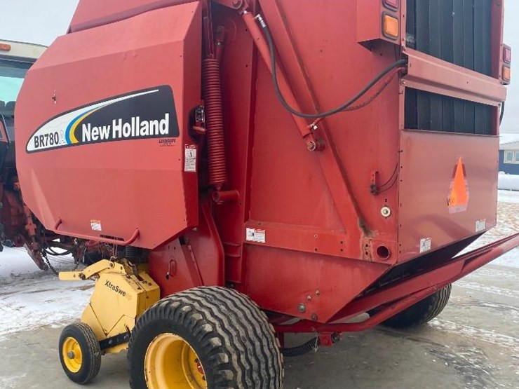 2007-new-holland-br780a-image-6