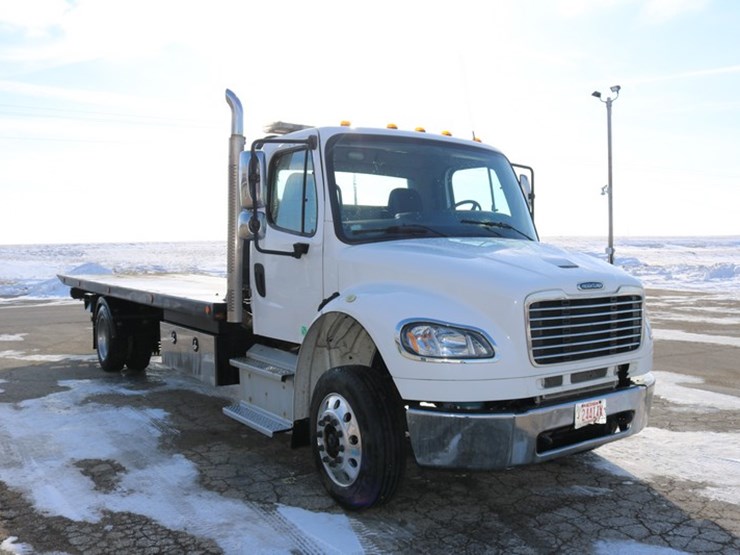 2015-freightliner-m2-106-image-4