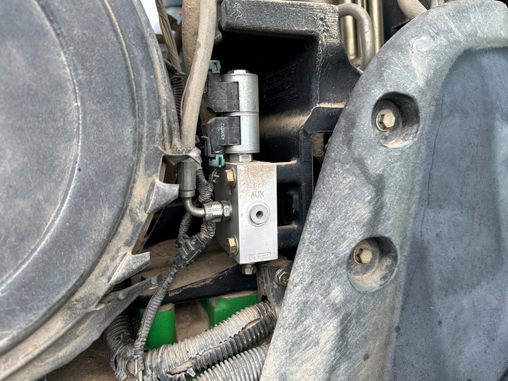 2012-john-deere-8310r-image-39