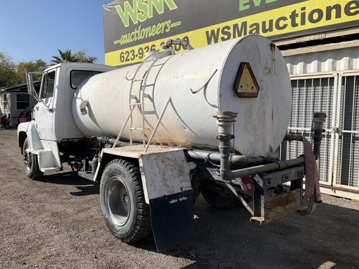 1975-ford-700-image-7