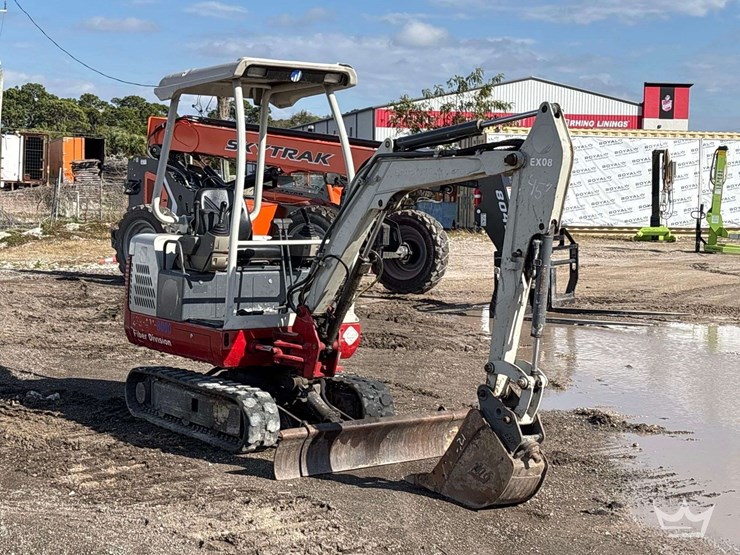 2011-takeuchi-tb016-mini-excavator-image-2