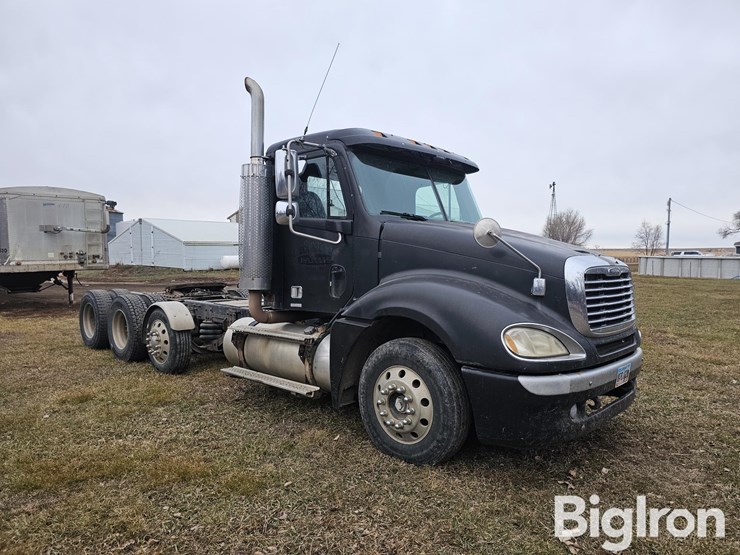2003-freightliner-columbia-120-image-3