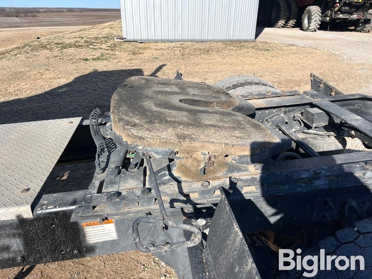 2004-freightliner-columbia-120-image-18