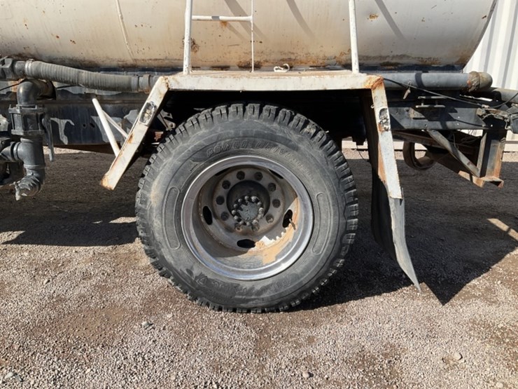 1975-ford-700-image-8