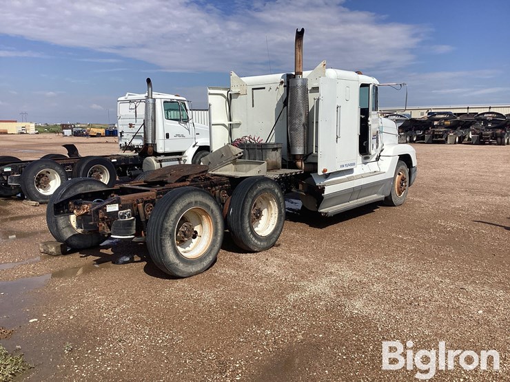 2000-freightliner-fld120-image-5