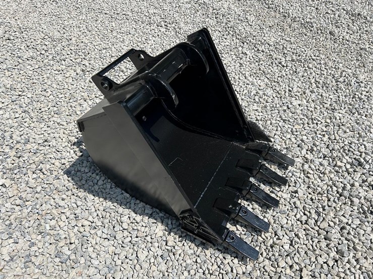 24"-x-change-bucket-for-a-bobcat-excavator-image-3
