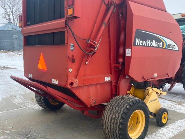 2007-new-holland-br780a-image-3
