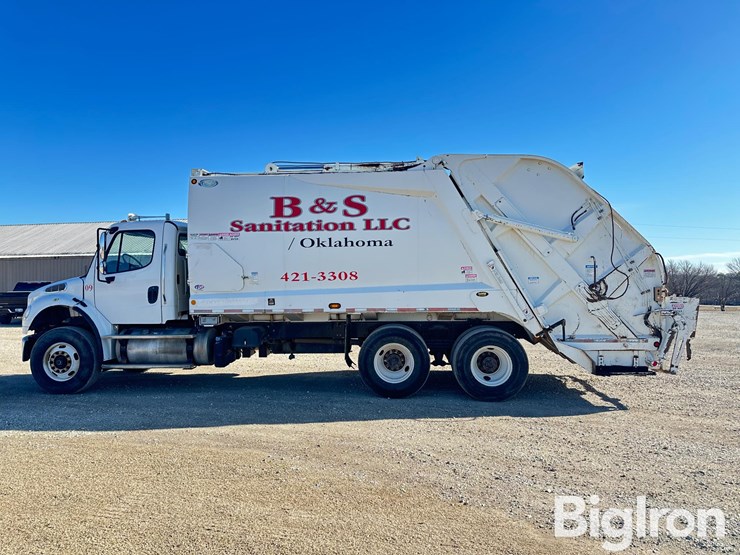 2015-freightliner-m2-106-image-8