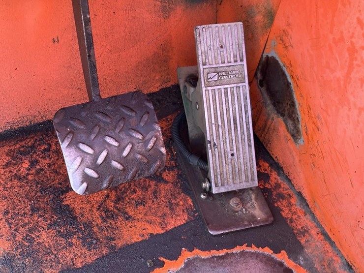 2005-jlg-8042-image-36