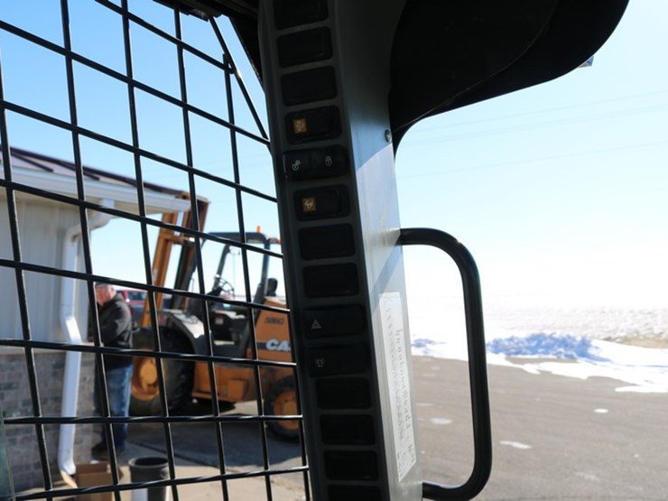 new-holland-l318-image-14