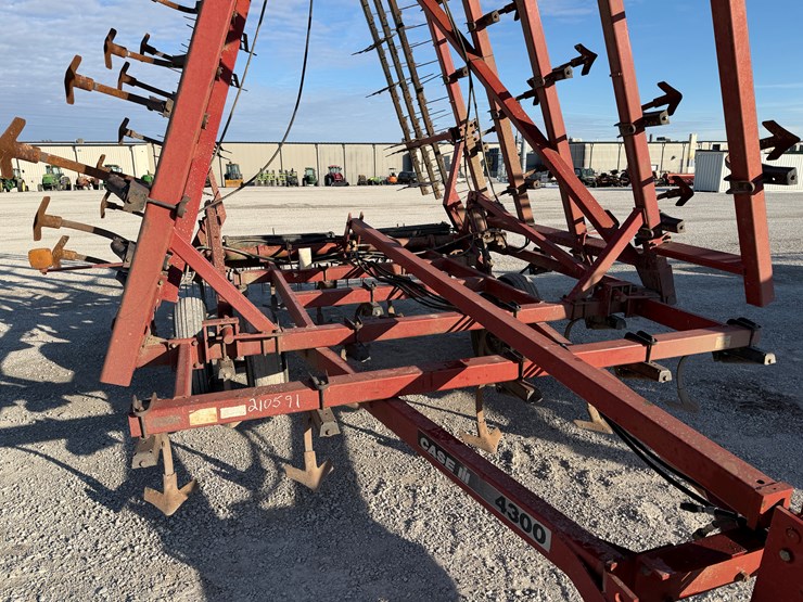 case-ih-4300-image-3