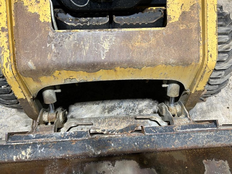 2015-caterpillar-226b3-image-10