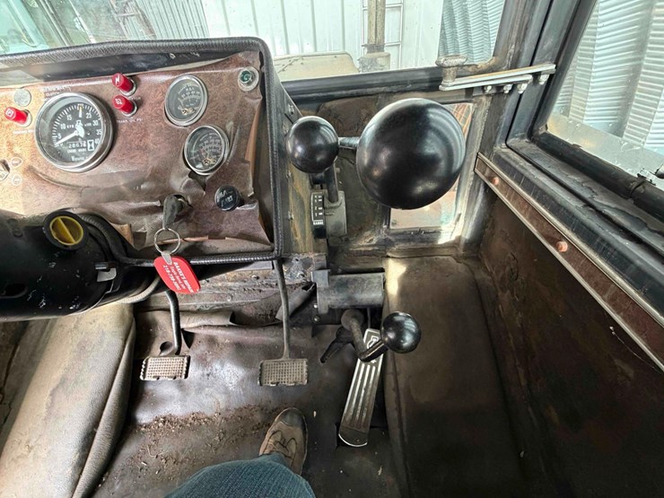 1979-versatile-835-image-43