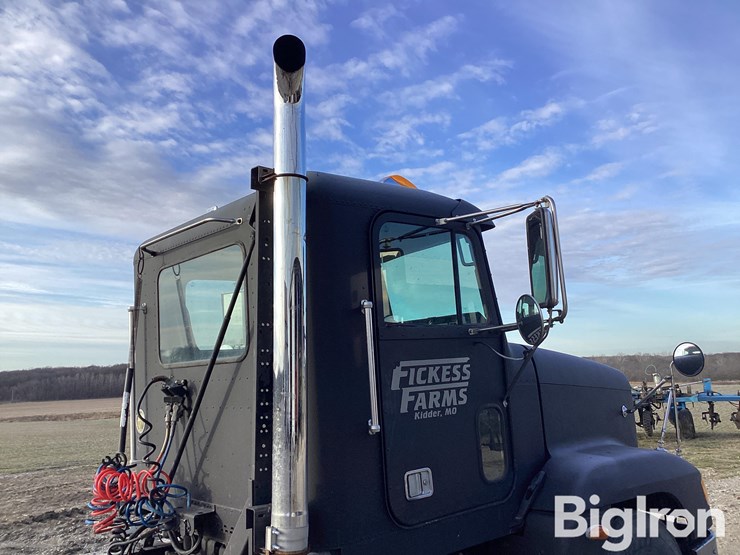 2000-freightliner-fld120-image-17