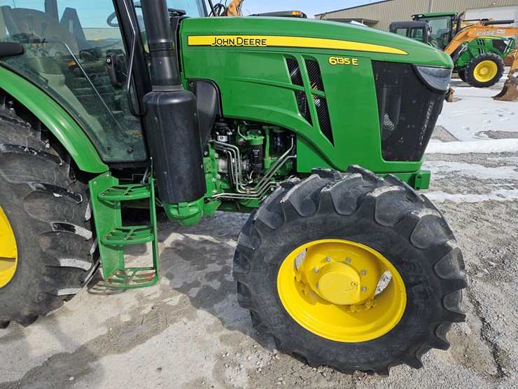 2022-john-deere-6135e-image-4