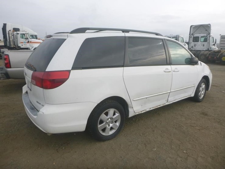 2005-toyota-sienna-image-3