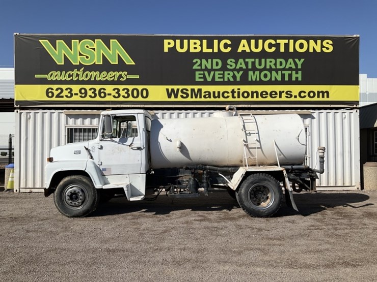 1975-ford-700-image-1