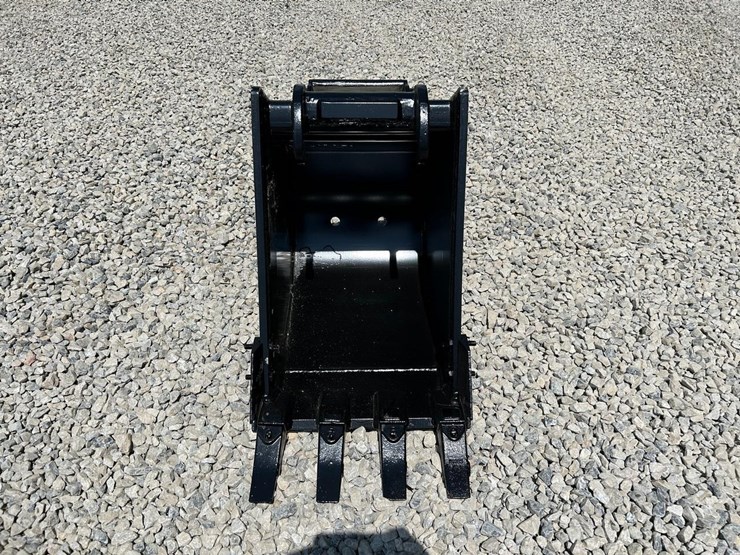 18"-x-change-bucket-for-a-bobcat-excavator-image-2