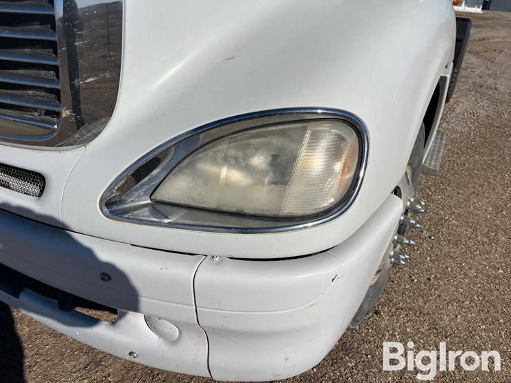 2004-freightliner-columbia-120-image-12