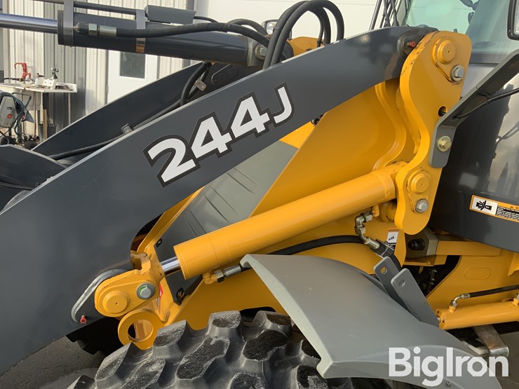2012-deere-244j-image-9