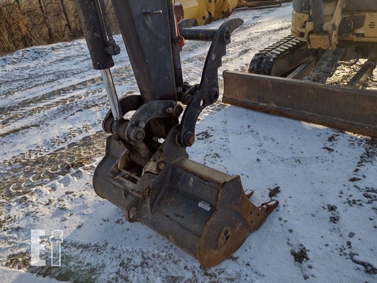 2013-deere-35d-image-16