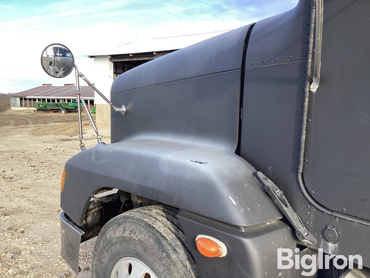 2000-freightliner-fld120-image-11