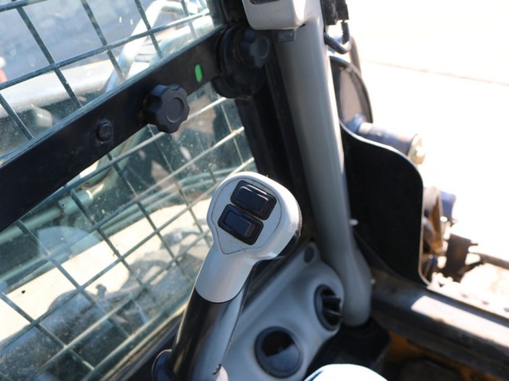 new-holland-l220-image-9