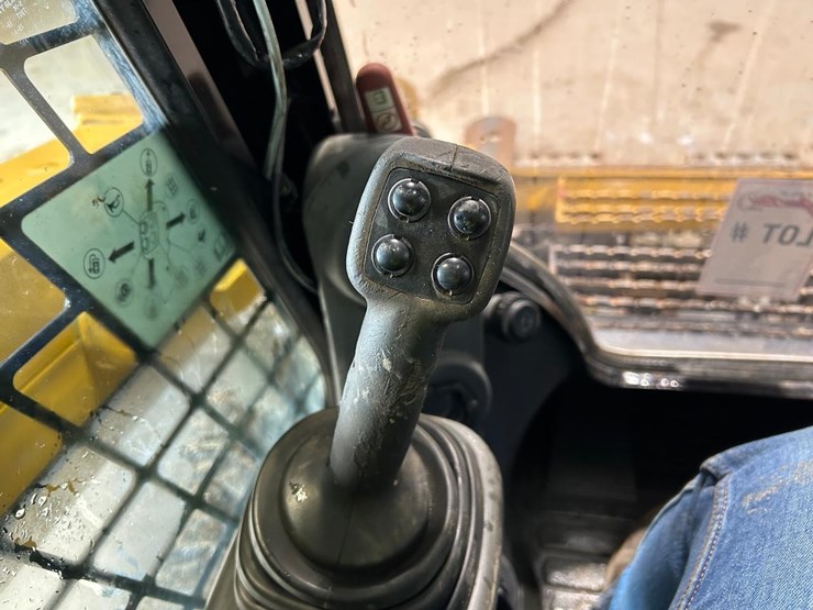 2016-caterpillar-246d-image-25