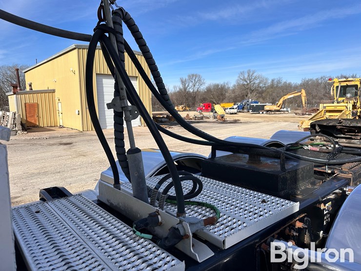 2009-peterbilt-389-image-15