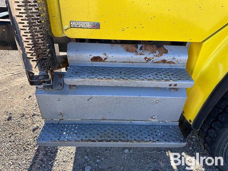 2011-freightliner-m2-106-image-9