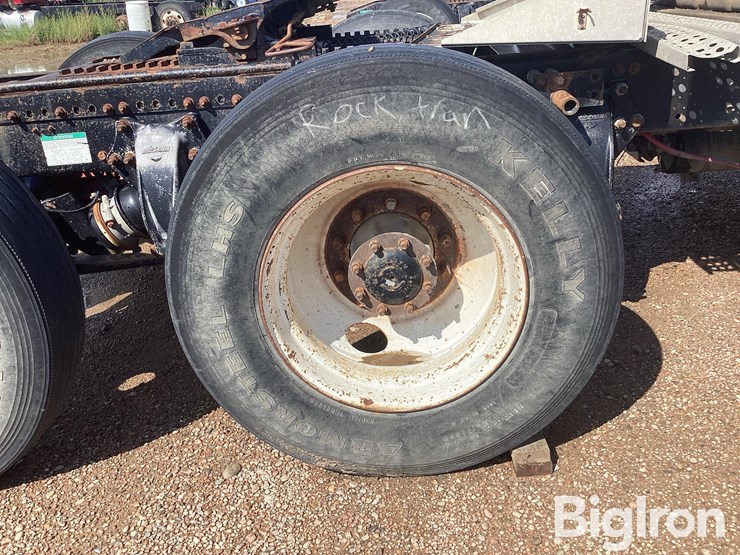 2000-freightliner-fld120-image-19