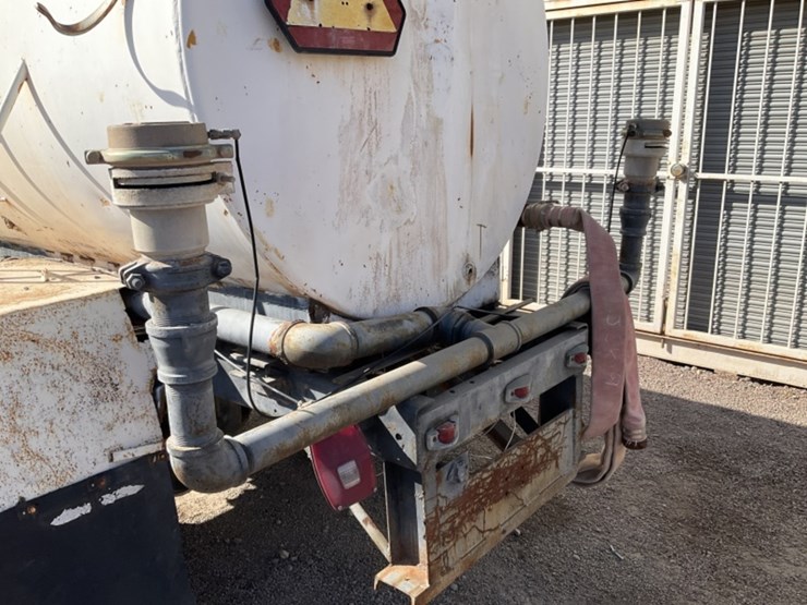 1975-ford-700-image-11