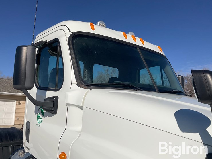 2012-freightliner-cascadia-125-image-13