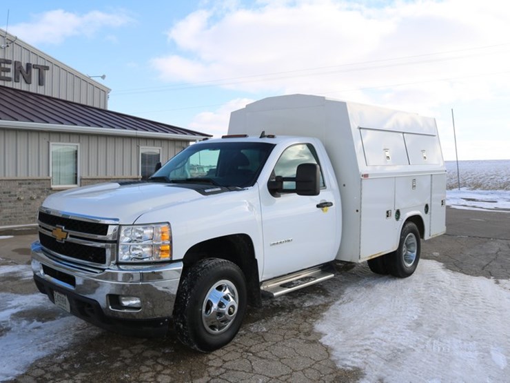 2013-chevrolet-3500-image-2
