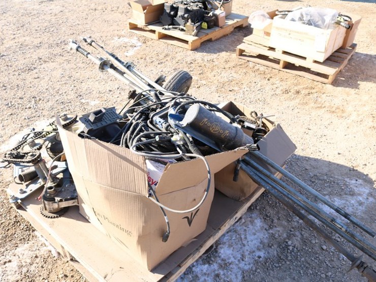 #4188-•-pallet-of-planter-parts-image-2