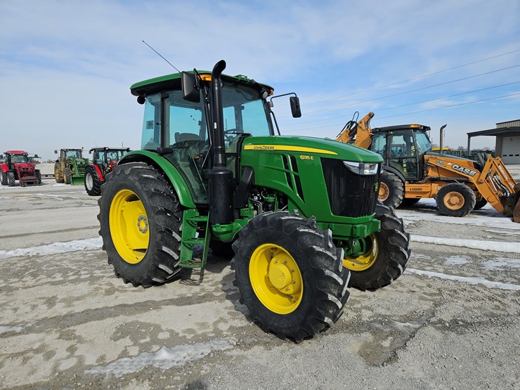 2022-john-deere-6135e-image-1