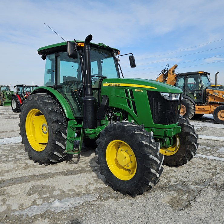 2022 JOHN DEERE 6135E