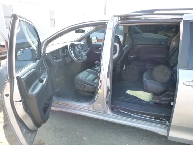 2017-toyota-sienna-image-6