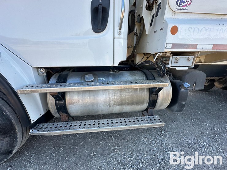 2015-freightliner-m2-106-image-11