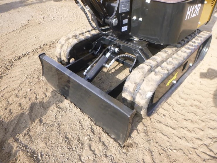 agt-h12r-hydraulic-excavator-image-15