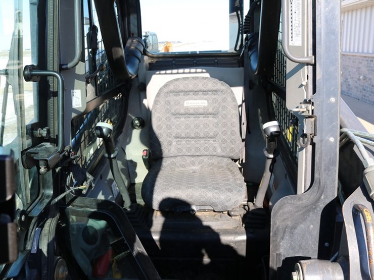 2017-new-holland-l220-image-8