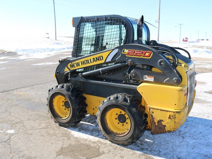 new-holland-l220-image-4