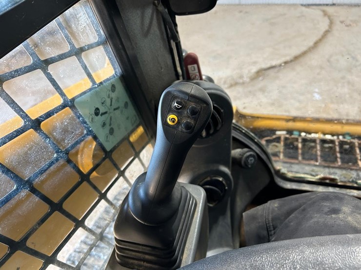 2022-caterpillar-259d3-image-24