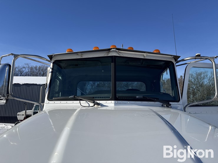 2010-peterbilt-384-image-14