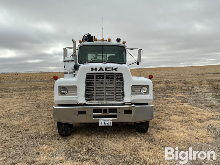 1985-mack-r688st-image-2