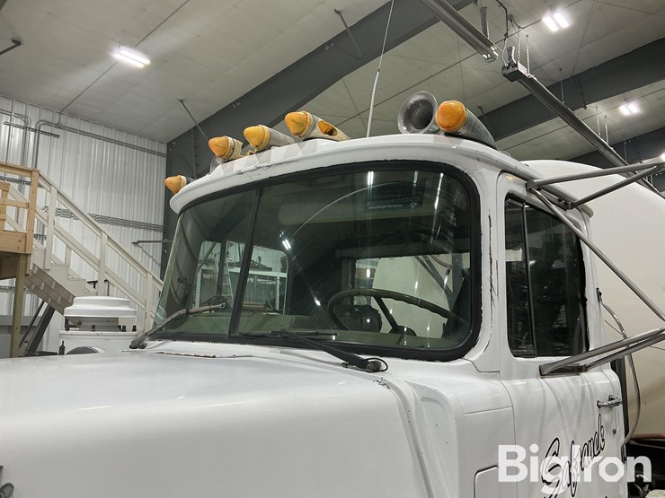 1985-mack-r688st-image-12