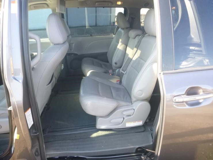 2015-toyota-sienna-image-6